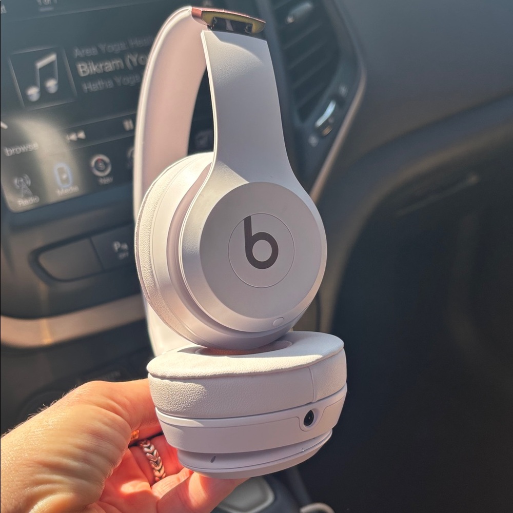 Beats Solo 4- in White and Rose Gold - Picture 3 of 6